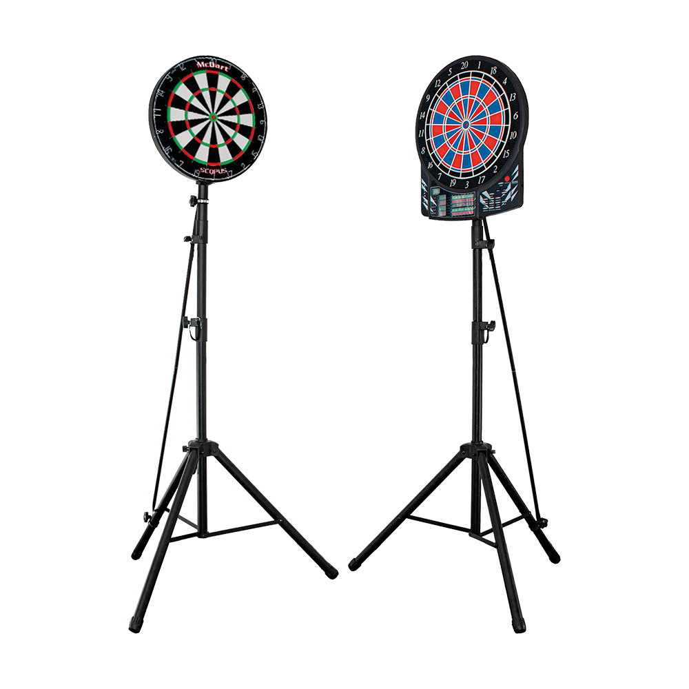 Auf dem Bild sind zwei McDart Hybrid Pro Tripod Dartboardständer zu sehen. Jeder Ständer hält eine Dartscheibe und steht auf einem stabilen Dreibein-Stativ.